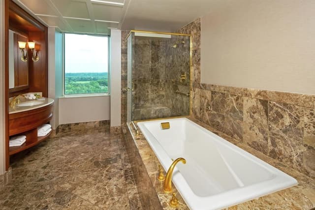 Suite, Club Lounge Access