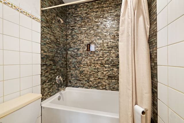 Classic Room, Multiple Beds, Private Bathroom