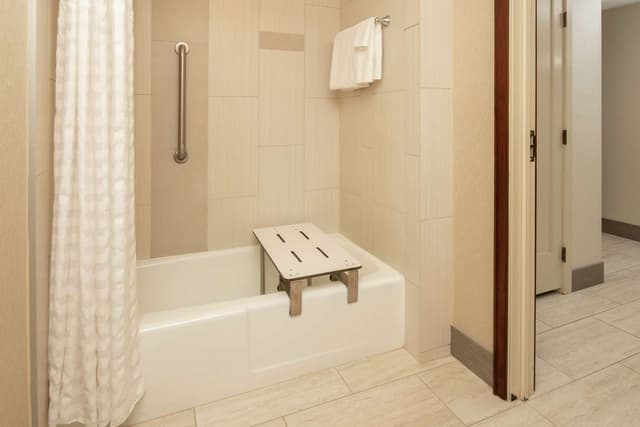 2 QUEEN MOBILITY/HEARING ACCESSIBLE RI SHOWER