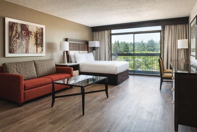 1 KING BED STUDIO SUITE WITH FULL KITCHEN
