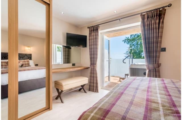 Deluxe Double Suite with Hot tub