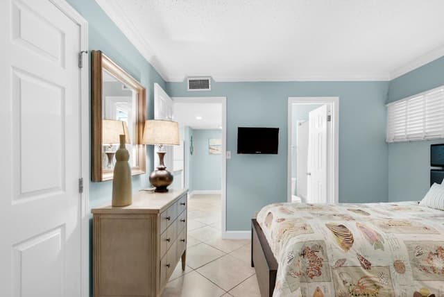 Condo, 1 King Bed with Sofa bed (Holiday Surf and Racquet Club 711)