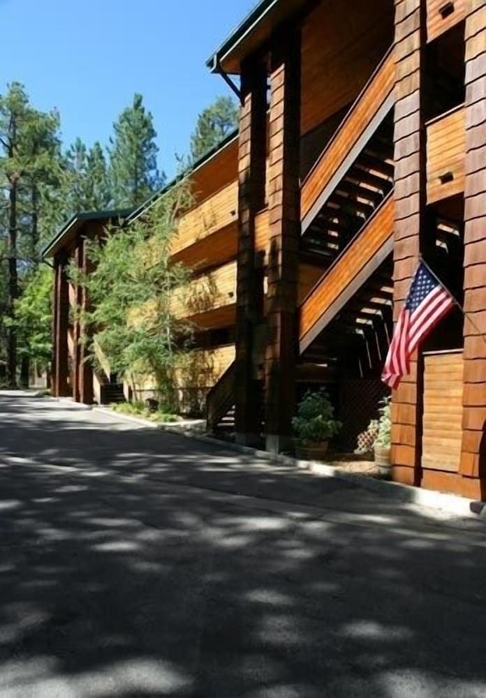 GetAways at Snow Lake Lodge3