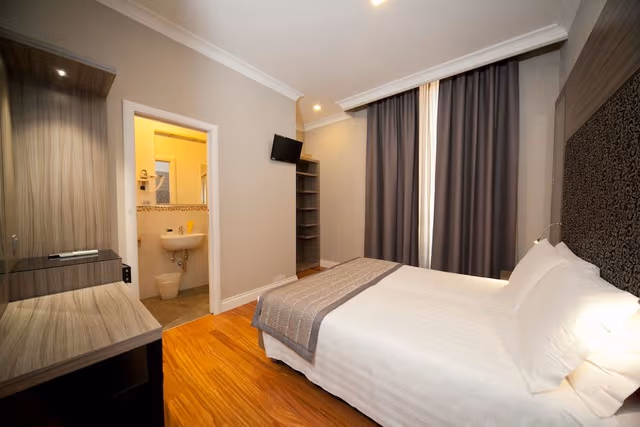 Superior Room (Font)