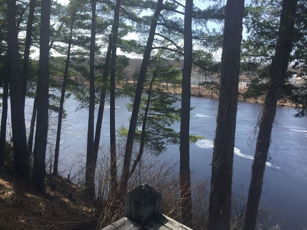 Milford Motel On the River0