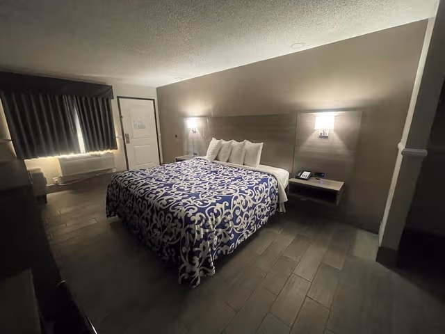 Comfort Room, 1 King Bed, Non Smoking, City View