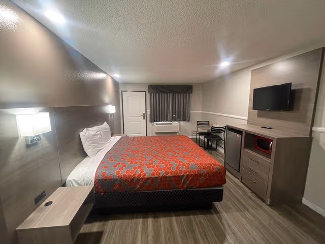 Comfort Room, 1 King Bed, Non Smoking, City View