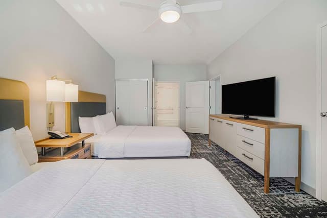 2 QUEEN BEDS 1 BEDROOM SUITE NONSMOKING