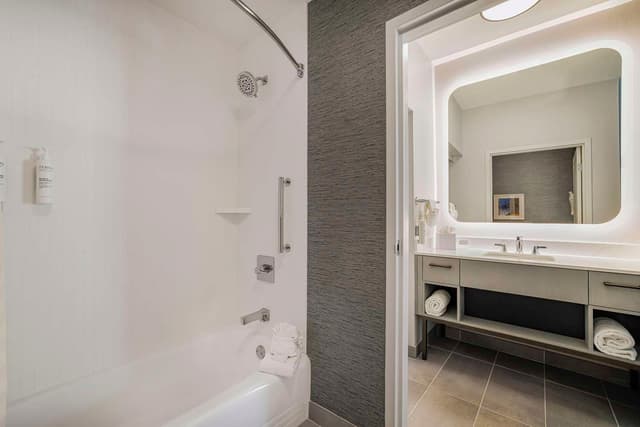 2 QUEEN BEDS 1 BEDROOM SUITE NONSMOKING