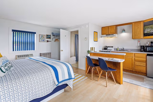 Romantic Cottage, 1 King Bed, Kitchen, Sea Facing
