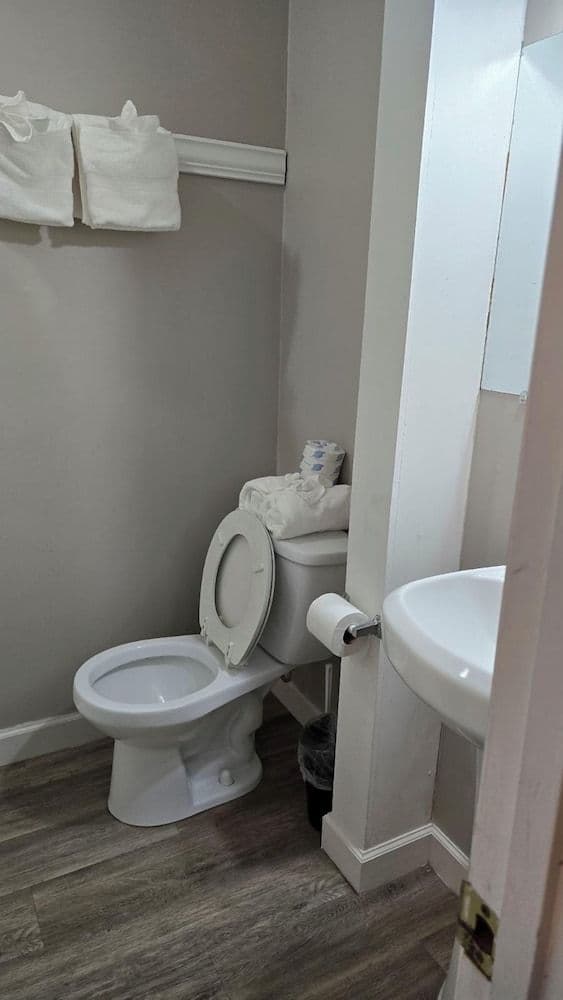 North Bldg (13th Street), 2 Bedroom Poolside Apartment