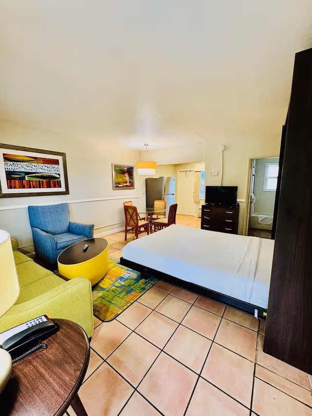 Studio Suite Queen Murphy Bed