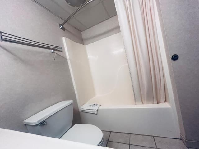 2 Full Beds Non-Smoking with Jetted Tub