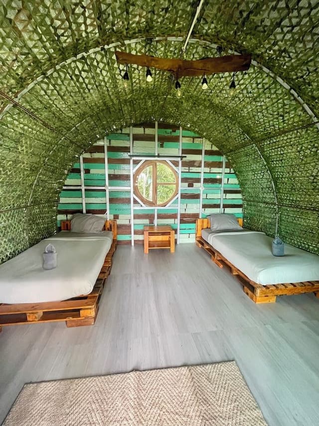 Castaway room with Twin bed