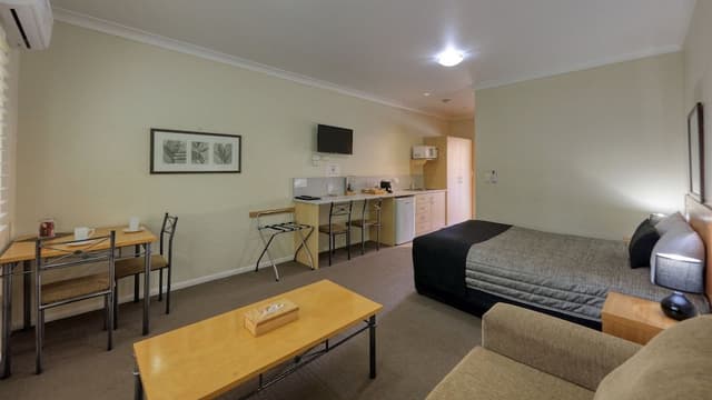 Deluxe Queen Kitchenette