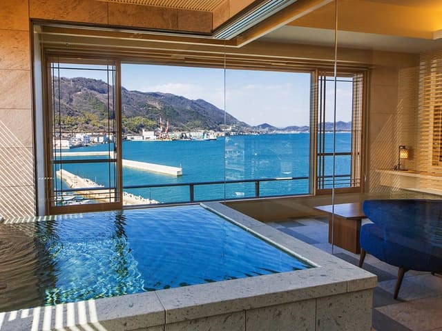 View Bath Semi Suite with Harbor View, Non Smoking (72sqm)- 410