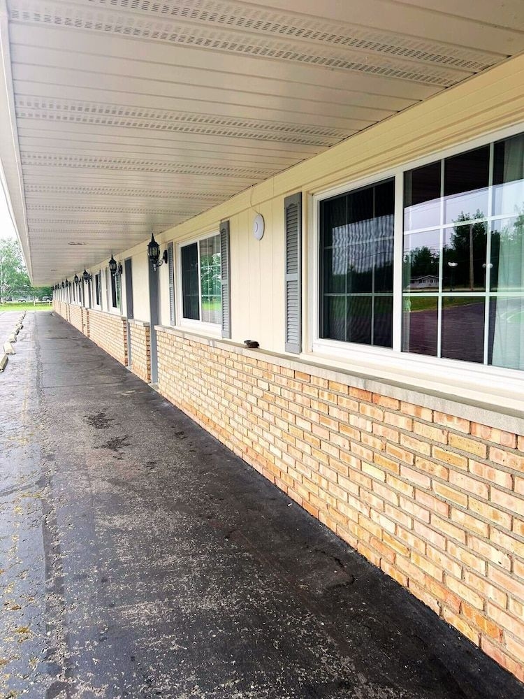 Budget Host Inn - Manistique0