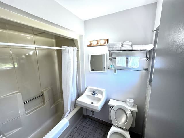 Basic Room, 1 King Bed, Non Smoking