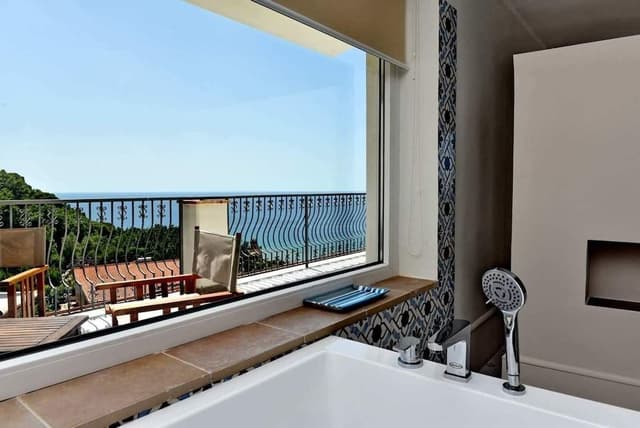 Deluxe Suite, 1 King Bed, Hot Tub, Sea Facing