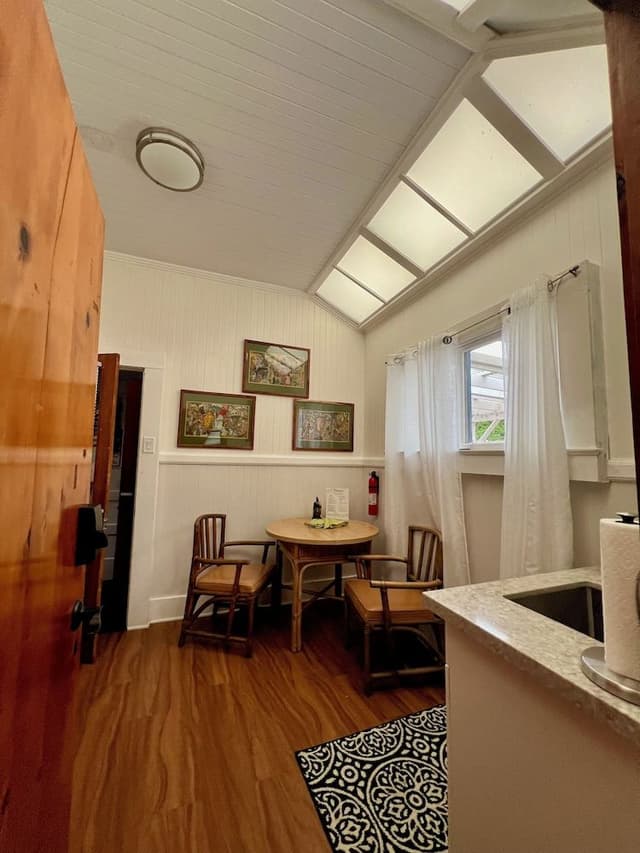 Pele Studio: K & Q beds + Kitchenette & Private Entrance + Deck