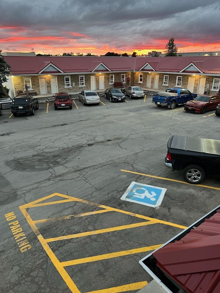 Tulip Motel2