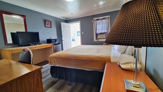 Signature Room, 1 King Bed, Smoking