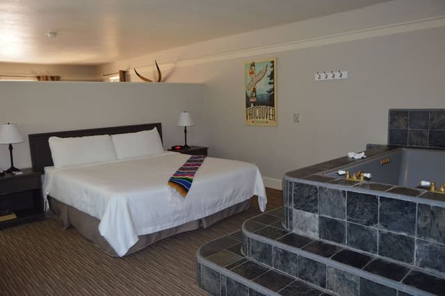 Suite, 1 King Bed, Jetted Tub