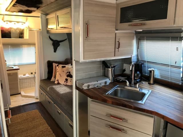 Vintage Airstream - Full