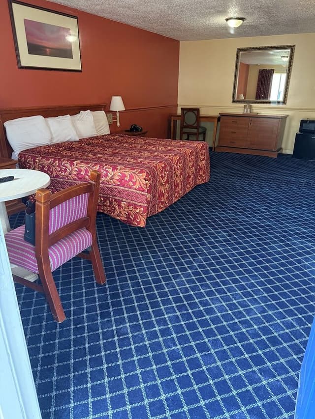 Basic Room, 1 King Bed, Non Smoking