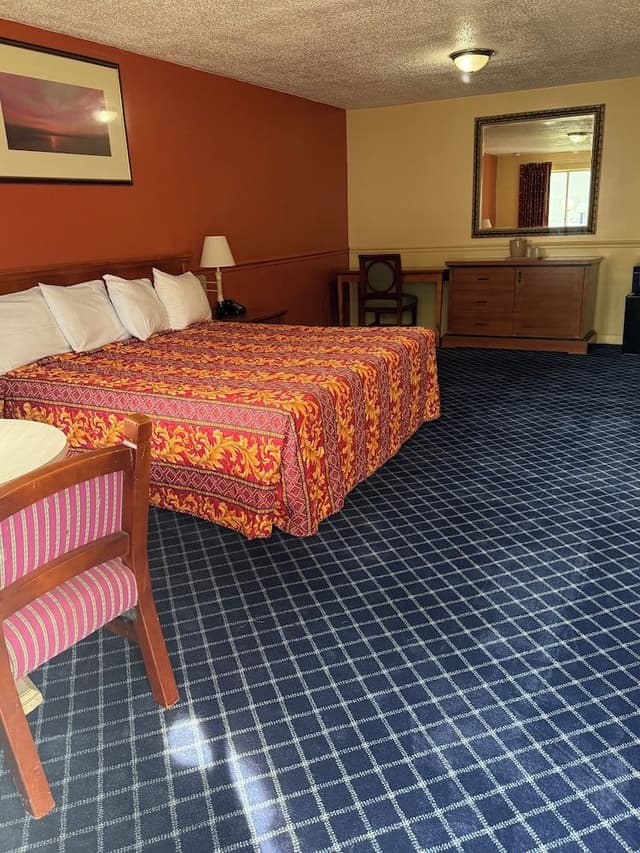Basic Room, 1 King Bed, Non Smoking