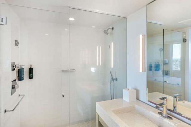 1 BEDROOM OCEANFRONT KING SUITE