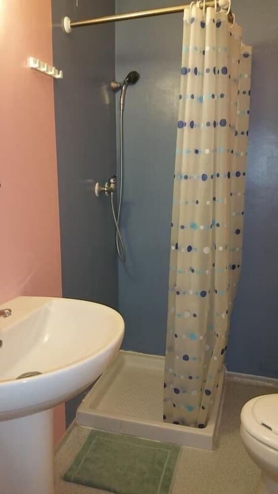 Economy Twin Room, 2 Twin Beds, Ensuite, Ground Floor