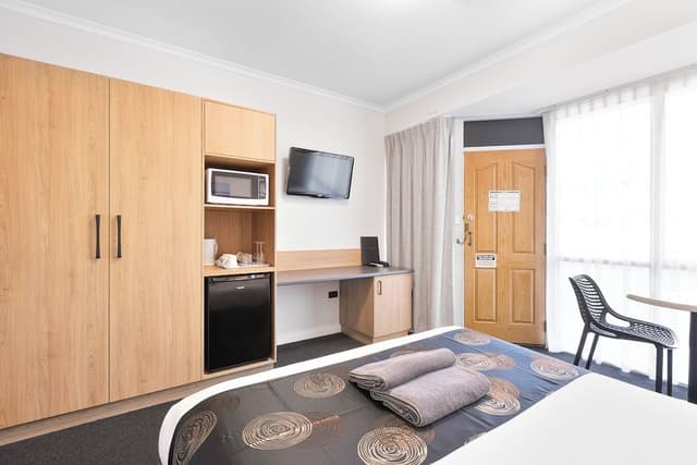 Standard Room, 1 Queen Bed, Non Smoking (Walk-in Shower)