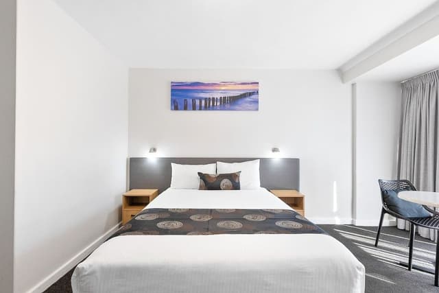 Standard Room, 1 Queen Bed, Non Smoking (Walk-in Shower)