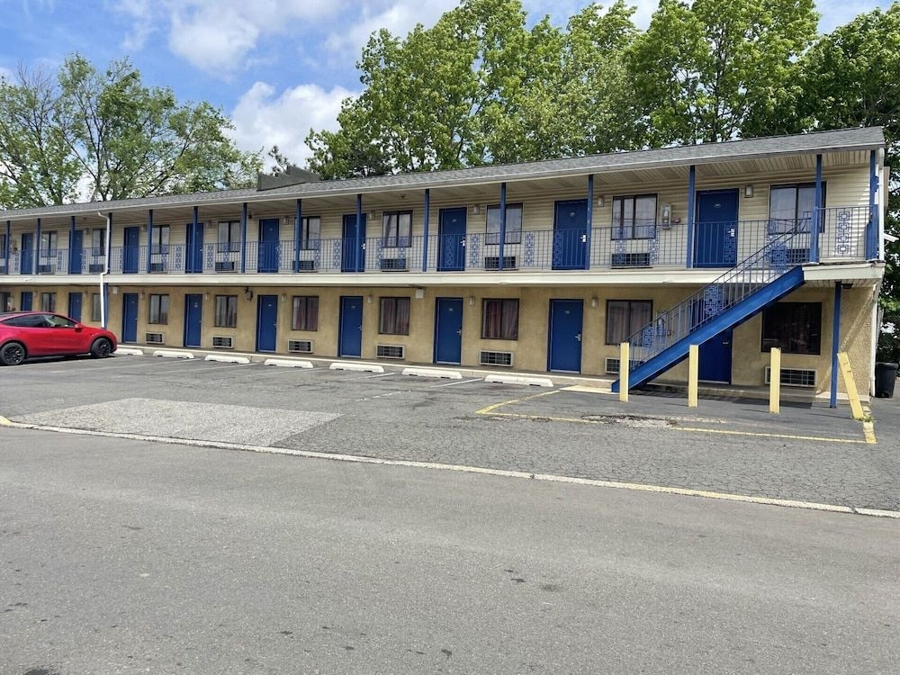 Budget Inn Elizabeth1