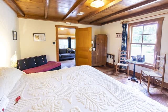 Deluxe Suite (Romance)