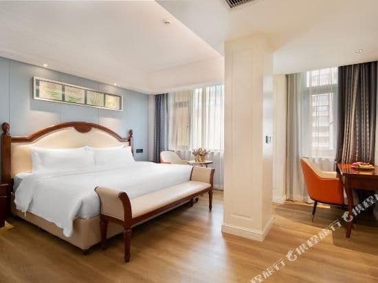 Business Queen Room