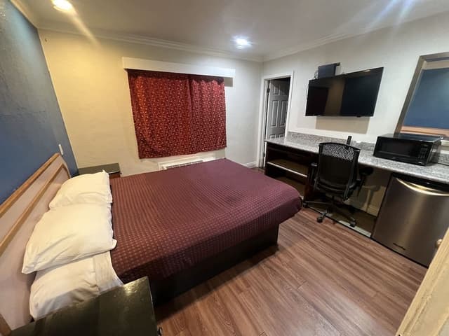 Deluxe Room, 1 Queen Bed, Smoking