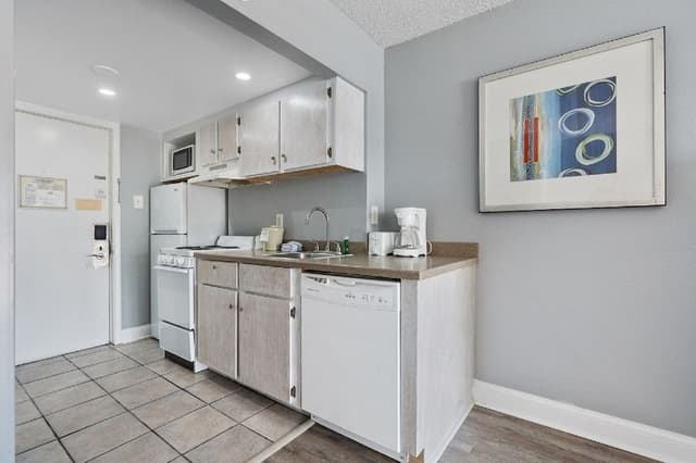 Suite, Partial Ocean View