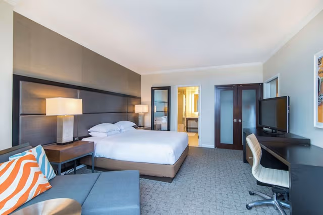 Premier Suite, Balcony, Pool View (High Floor)