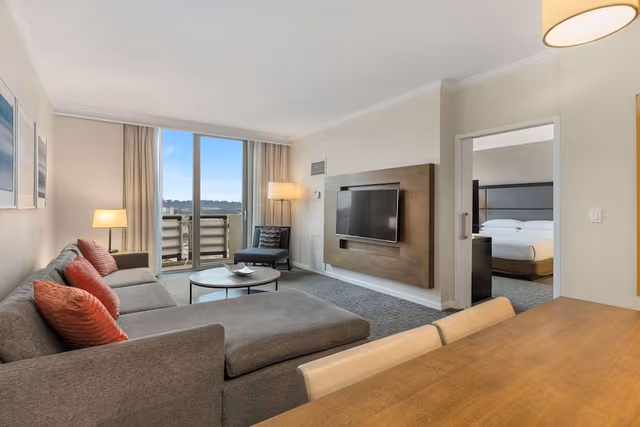 Premier Suite, Balcony, Pool View (High Floor)