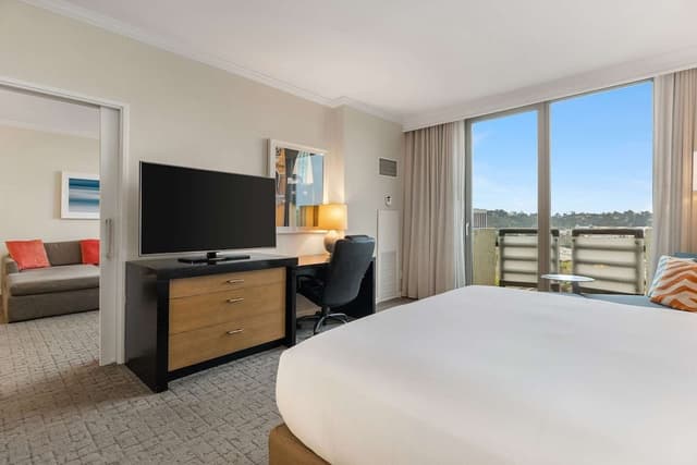 Premier Suite, Balcony, Pool View (High Floor)
