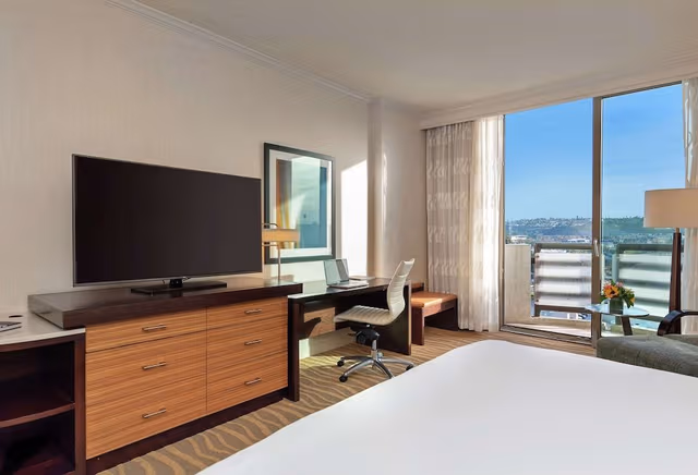 Premier Suite, Balcony, Pool View (High Floor)