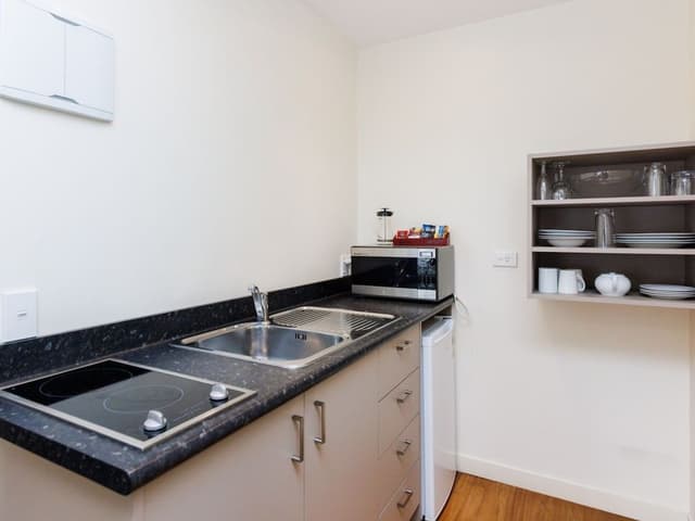 Standard Studio, Accessible, Kitchenette (Studio Twin Shower - Access Bathroom)