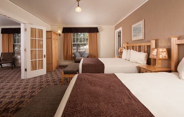 Junior Suite 2 Queen / East Wing