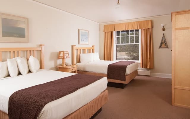 Deluxe Hotel Room 2 Queen / East Wing
