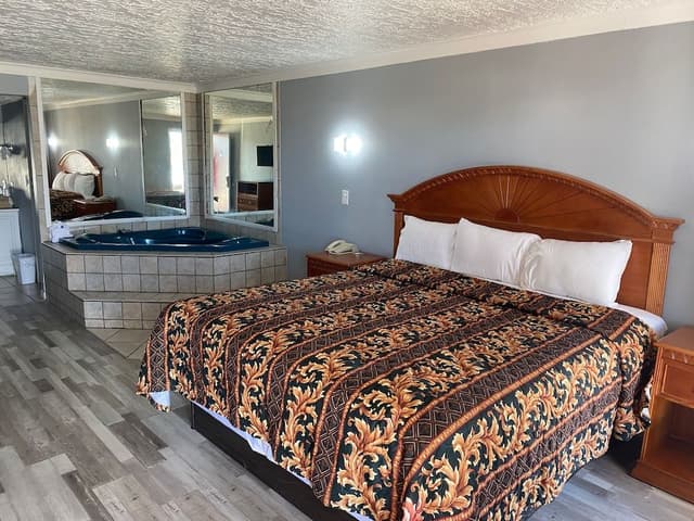 Room, 1 King Bed, Smoking, Jetted Tub