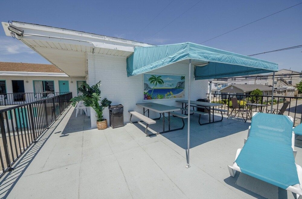 Surfcomber Motel1