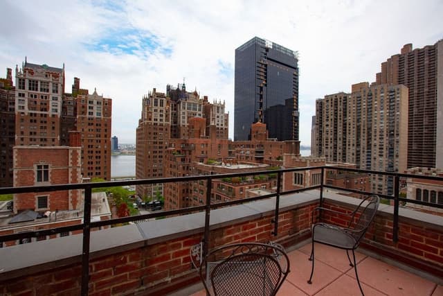 Luxe Queen Balcony