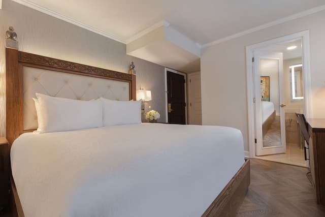 Luxe King Suite
